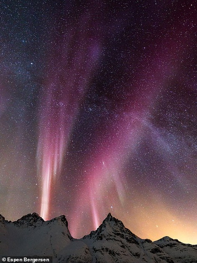 polarnata-svetlina-ulovena-od-avion-najubavite-fotki-od-aurora-borealis-na-norveshki-fotograf-02_1.jpg