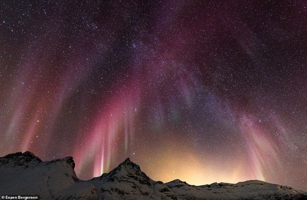 polarnata-svetlina-ulovena-od-avion-najubavite-fotki-od-aurora-borealis-na-norveshki-fotograf-03.jpg