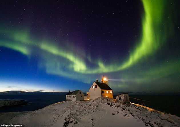 polarnata-svetlina-ulovena-od-avion-najubavite-fotki-od-aurora-borealis-na-norveshki-fotograf-05.jpg