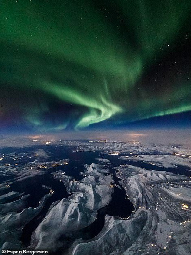 polarnata-svetlina-ulovena-od-avion-najubavite-fotki-od-aurora-borealis-na-norveshki-fotograf-06.jpg