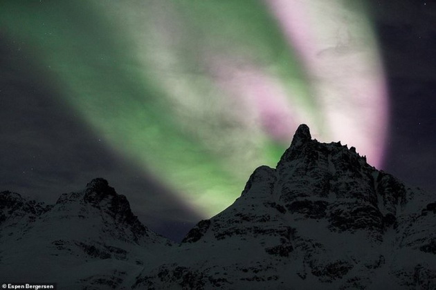 polarnata-svetlina-ulovena-od-avion-najubavite-fotki-od-aurora-borealis-na-norveshki-fotograf-07.jpg