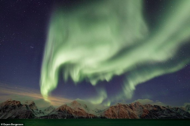 polarnata-svetlina-ulovena-od-avion-najubavite-fotki-od-aurora-borealis-na-norveshki-fotograf-09.jpg