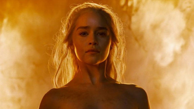 emilija-klark-so-emotivna-ispoved-za-operacijata-na-mozok-snimanjeto-na-game-of-thrones-ja-motiviralo-da-se-bori-za-zhivot-06.jpg