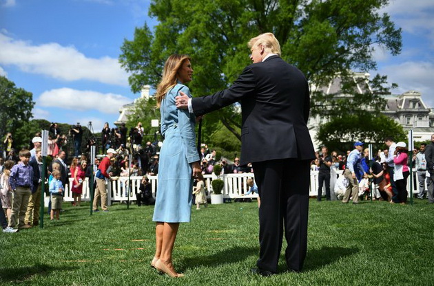 nekogash-ljubov-denes-tenzija-shto-kazhuva-govorot-na-telo-na-donald-i-melanija-tramp-02.jpg