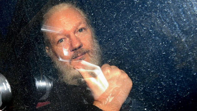 se-ozhenil-na-18-godini-tatko-mu-go-zapoznal-na-25-interesni-fakti-za-julian-assange-18.jpg