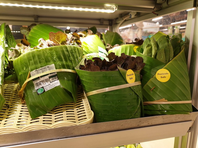 supermarket-vo-tajland-gi-vitka-proizvodite-vo-listovi-od-banana-za-da-ne-koristi-plastika-03.jpg