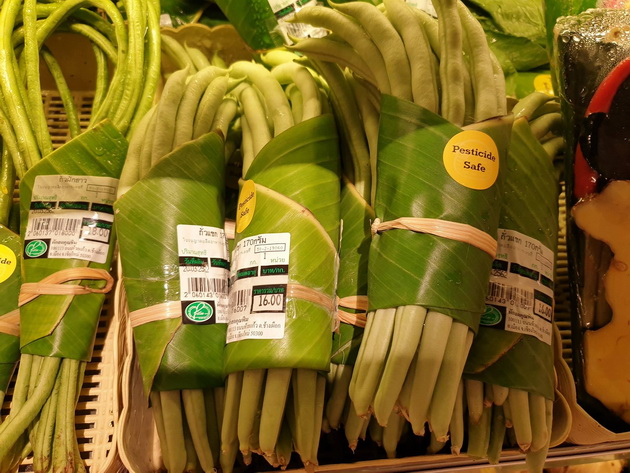 supermarket-vo-tajland-gi-vitka-proizvodite-vo-listovi-od-banana-za-da-ne-koristi-plastika-04.jpg