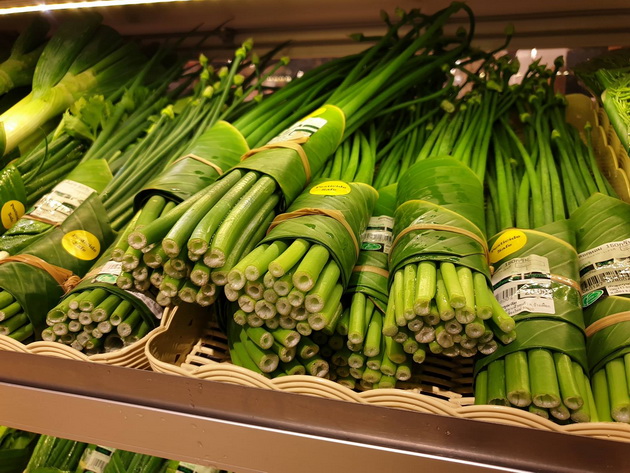 supermarket-vo-tajland-gi-vitka-proizvodite-vo-listovi-od-banana-za-da-ne-koristi-plastika-05.jpg