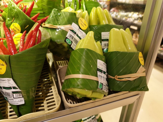 supermarket-vo-tajland-gi-vitka-proizvodite-vo-listovi-od-banana-za-da-ne-koristi-plastika-06.jpg
