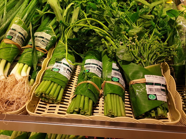 supermarket-vo-tajland-gi-vitka-proizvodite-vo-listovi-od-banana-za-da-ne-koristi-plastika-07.jpg