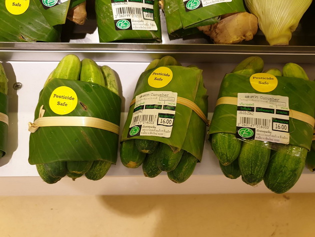 supermarket-vo-tajland-gi-vitka-proizvodite-vo-listovi-od-banana-za-da-ne-koristi-plastika-08.jpg