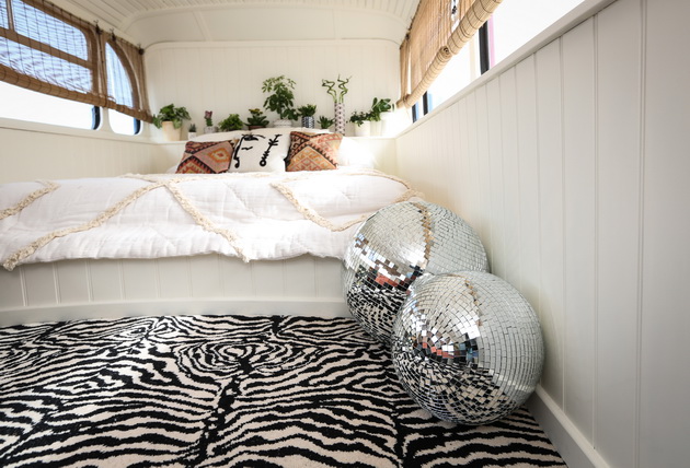 airbnb-ovozmozhuva-prestoj-vo-stilski-renoviraniot-avtobus-od-spice-world-za-130-dolari-od-vecher-foto-05.jpg