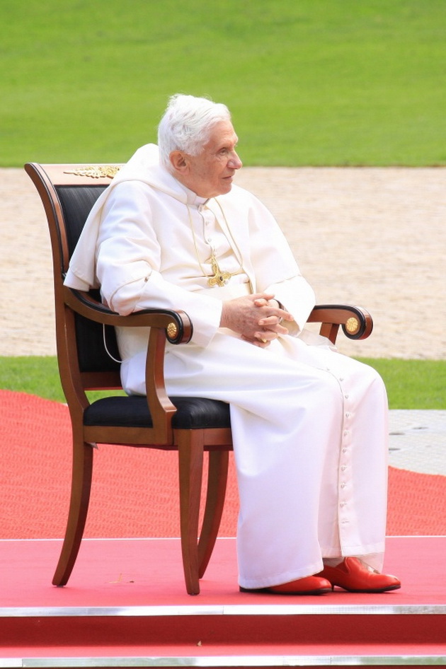 hit-crvenite-chevli-na-papata-benedikt-vs-skromniot-stil-na-papata-francisk-foto-04.jpg