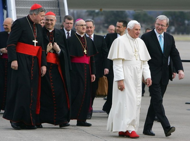 hit-crvenite-chevli-na-papata-benedikt-vs-skromniot-stil-na-papata-francisk-foto-08.jpg