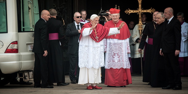 hit-crvenite-chevli-na-papata-benedikt-vs-skromniot-stil-na-papata-francisk-foto-20.jpg