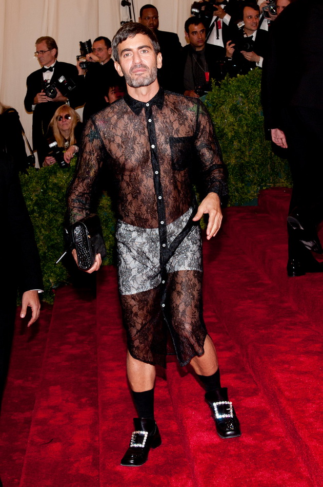 hrabri-autfiti-vo-koi-slavnite-se-pojavile-na-met-gala-niz-godinite-foto-06.jpg