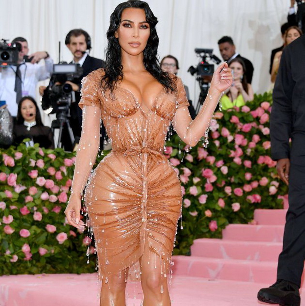 kim-kardashijan-zemala-chasovi-za-dishenje-vo-korset-fustanot-pred-met-gala-02.jpg