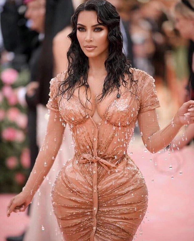 kim-kardashijan-zemala-chasovi-za-dishenje-vo-korset-fustanot-pred-met-gala-03.jpg