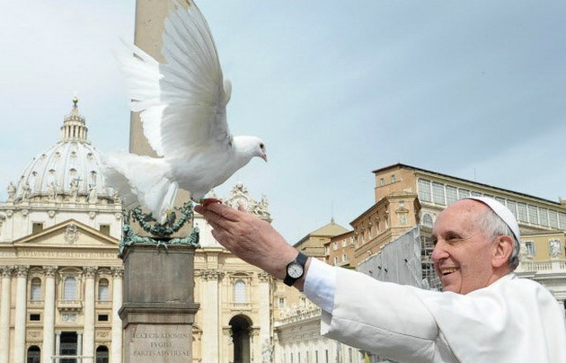 skromnosta-kako-glavna-odlika-na-poglavarot-na-katolickata-crkva-papata-francisko-nosi-swatch-08.jpg