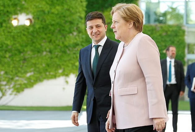 cel-svet-e-zagrizen-za-zdravjeto-na-merkel-po-dvete-snimki-kade-celoto-telo-i-se-trese-2-5.jpg