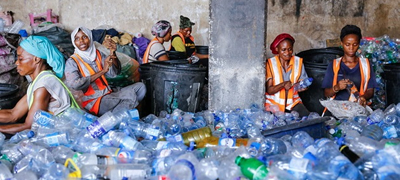 uchilishte-vo-nigerija-prifakja-plastichni-shishinja-mesto-shkolarina-01povekje.jpg