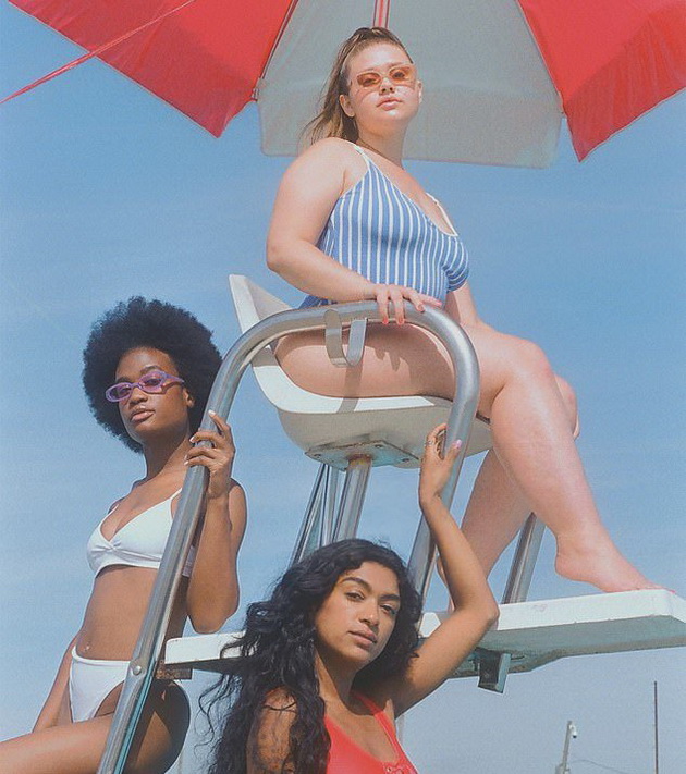 zheni-gordo-poziraat-vo-bikini-so-vlakna-pod-pazuvite-i-na-preponite-07.jpg