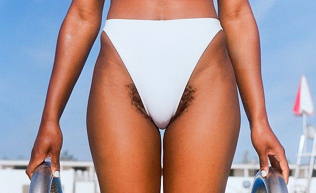 zheni-gordo-poziraat-vo-bikini-so-vlakna-pod-pazuvite-i-na-preponite-08.jpg