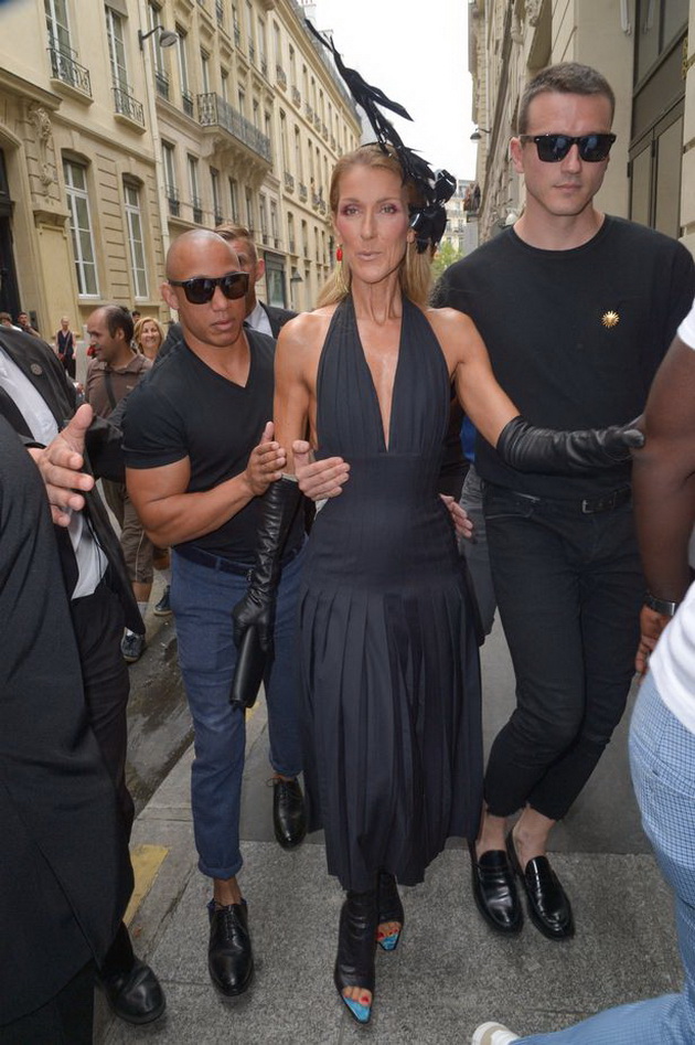 celine-dion-bese-moden-kameleon-na-pariskata-modna-nedela-plus-ima-nov-mlad-asistent-4.jpg