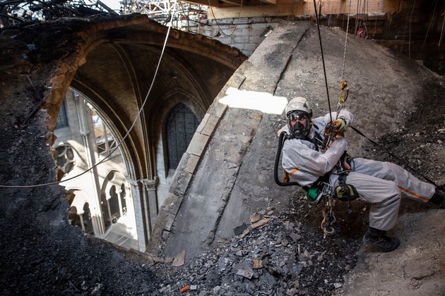 ekskluzivni-fotografii-kako-izgledaat-obidite-za-spasuvanje-na-bogorodichnata-crkva-vo-pariz-06.jpg