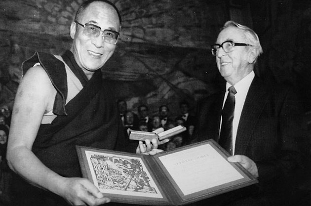 kako-izgleda-eden-den-vo-zhivotot-na-dalaj-lama-05.jpg