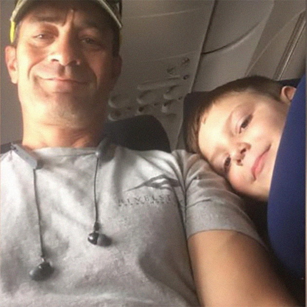 majka-go-ispratila-autistichnoto-sinche-vo-avion-so-poraka-i-10-dolari-za-toj-shto-kje-sedi-do-nego-shto-dobila-za-vozvrat-03.jpg