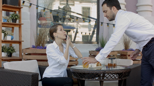 nekulturni-raboti-koi-treba-da-prestanete-da-gi-pravite-vo-kafulinja-06.jpg