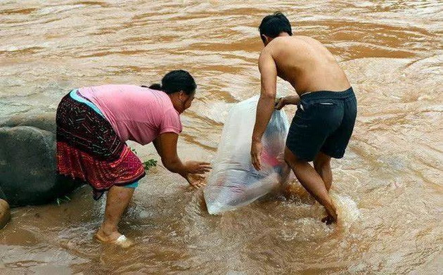 sekoe-utro-tatko-od-vietnam-si-go-pakuva-sinot-vo-plasticna-kesa-za-da-stigne-na-uciliste-07.jpg