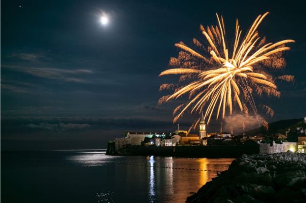 turistickata-organizacija-na-budva-go-odbeleza-15tiot-rodenden-i-denot-na-drzavnosta-so-koncerti-i-ognomet-7.jpg