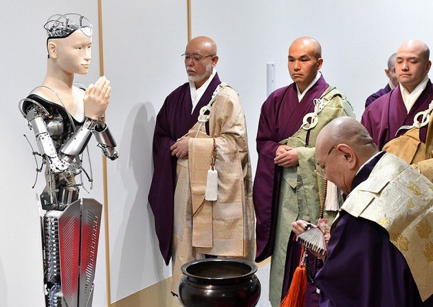 idninata-na-budizmot-japonki-hram-ima-robot-sveshtenik-04.jpg