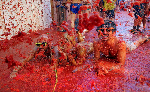 najgolemata-borba-so-120-toni-domati-kako-izgleda-shpanskiot-festival-la-tomatina-foto-03.jpg