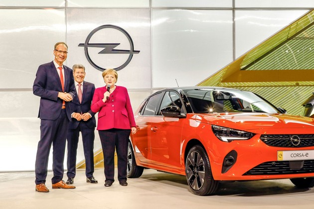 kancelarkata-angela-merklel-go-poseti-shtandot-na-opel-na-iaa-02.jpg