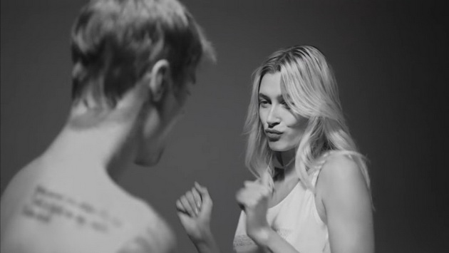 hajli-i-justin-bieber-vo-post-svadbena-fotosesija-po-dolna-obleka-za-calvin-klein-04.jpg