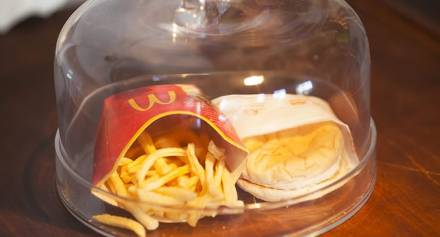 10-godini-star-hamburger-od-mcdonalds-se-cuva-vo-muzej-vo-sto-se-ima-pretvoreno.jpg