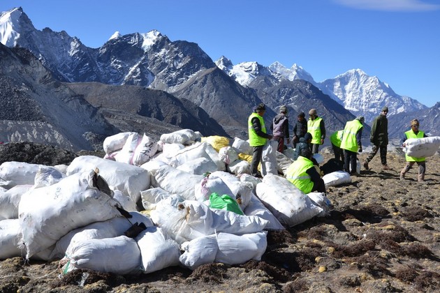 mrazot-na-mont-everest-se-topi-i-otkriva-toni-gjubre-i-chovechki-trupovi-03.jpg