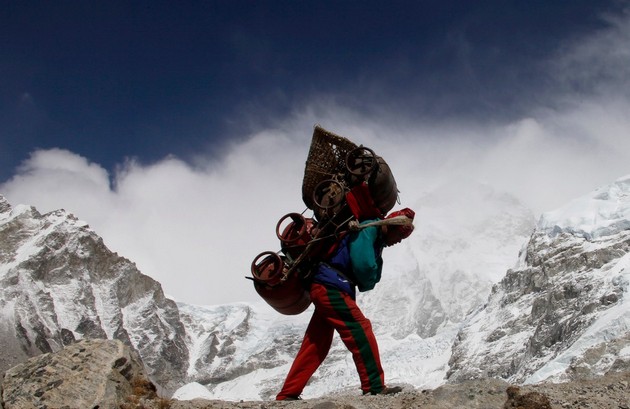 mrazot-na-mont-everest-se-topi-i-otkriva-toni-gjubre-i-chovechki-trupovi-04.jpg