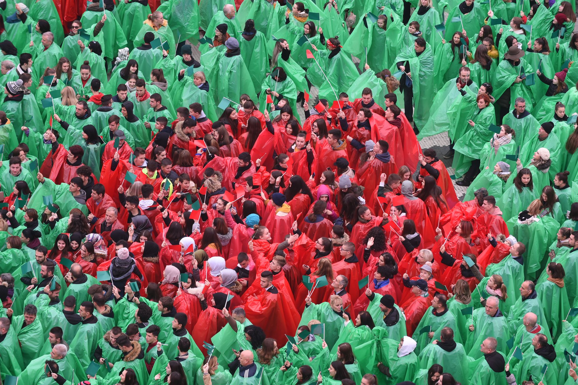 4-000-gragjani-vo-skopje-se-obidoa-da-go-srushat-ginisoviot-rekord-za-najgolema-elka-od-lugje-foto-03.jpg