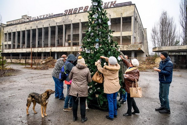 nova-godina-vo-chernobil-nakitena-prvata-elka-po-katastrofata-03.jpg