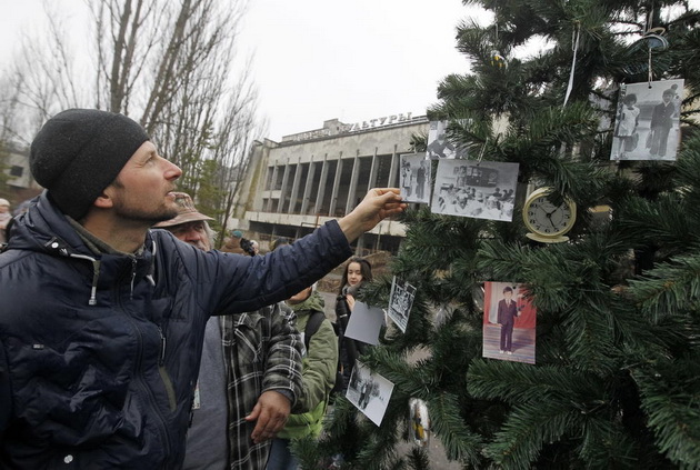 nova-godina-vo-chernobil-nakitena-prvata-elka-po-katastrofata-08.jpg