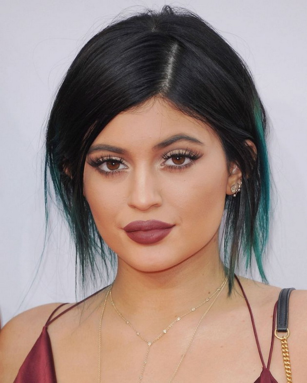 plasticni-operacii-na-16-godini-i-mnogu-kazni-raboti-za-kylie-jenner-koi-site-gi-ignoriraat-03.jpg