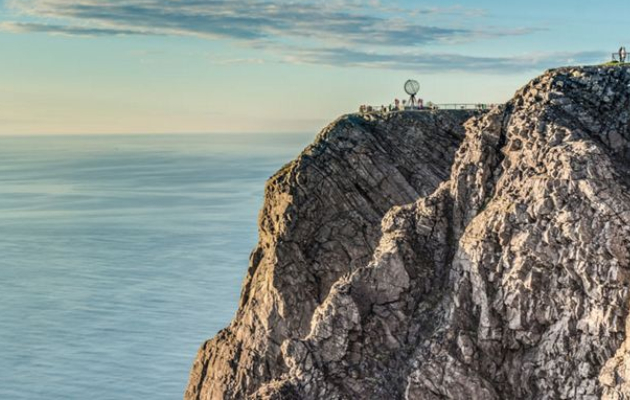 sareni ribarski sela sanka vlecena od kucinja locenje na rivi vo mraz sto krie nordkap vo dekemevri 5