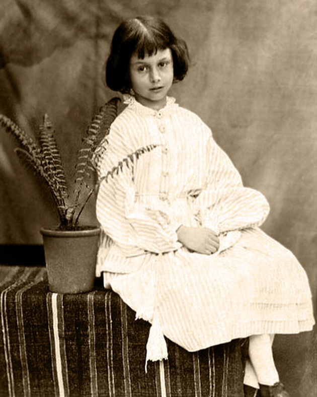 koja-bila-alis-i-dali-avtorot-bil-pedofil-devojceto-zad-alisa-vo-zemjata-na-cudata03.jpg
