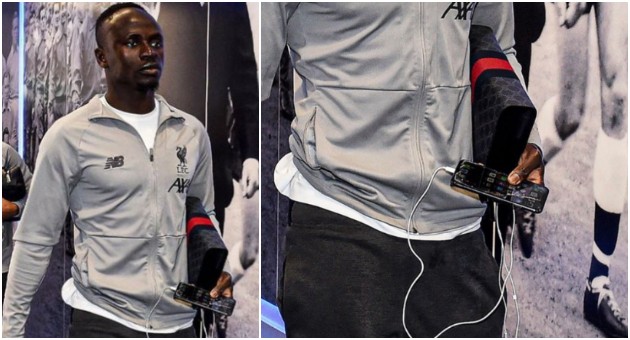 najskromniot-fudbaler-dzvezdata-na-liverpool-sadio-mane-zabelezhan-so-skrshen-smartfon-01.jpg