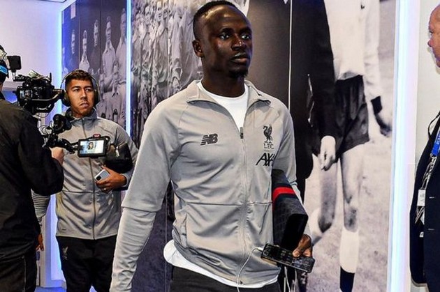 najskromniot-fudbaler-dzvezdata-na-liverpool-sadio-mane-zabelezhan-so-skrshen-smartfon-03.jpg