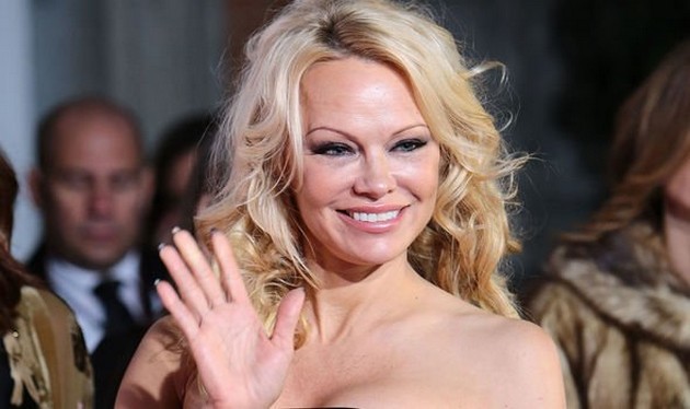 povtorno-zaedno-posle-30-godini-pamela-anderson-i-jon-peteres-se-venchaa-vo-tajnost-02.jpg